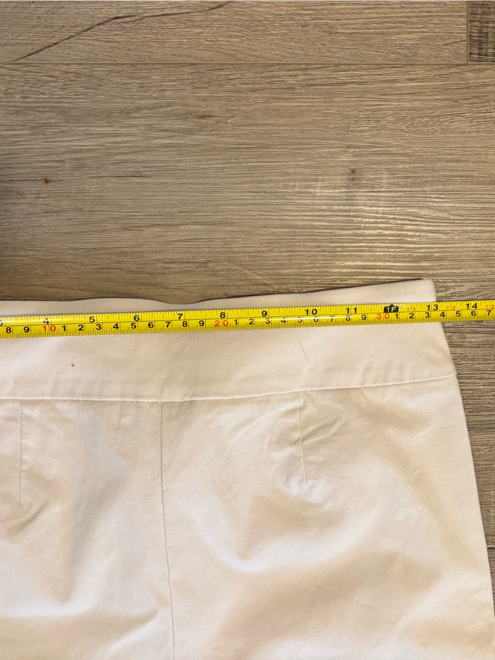 Cream capris with button pockets - Picture 4 of 5